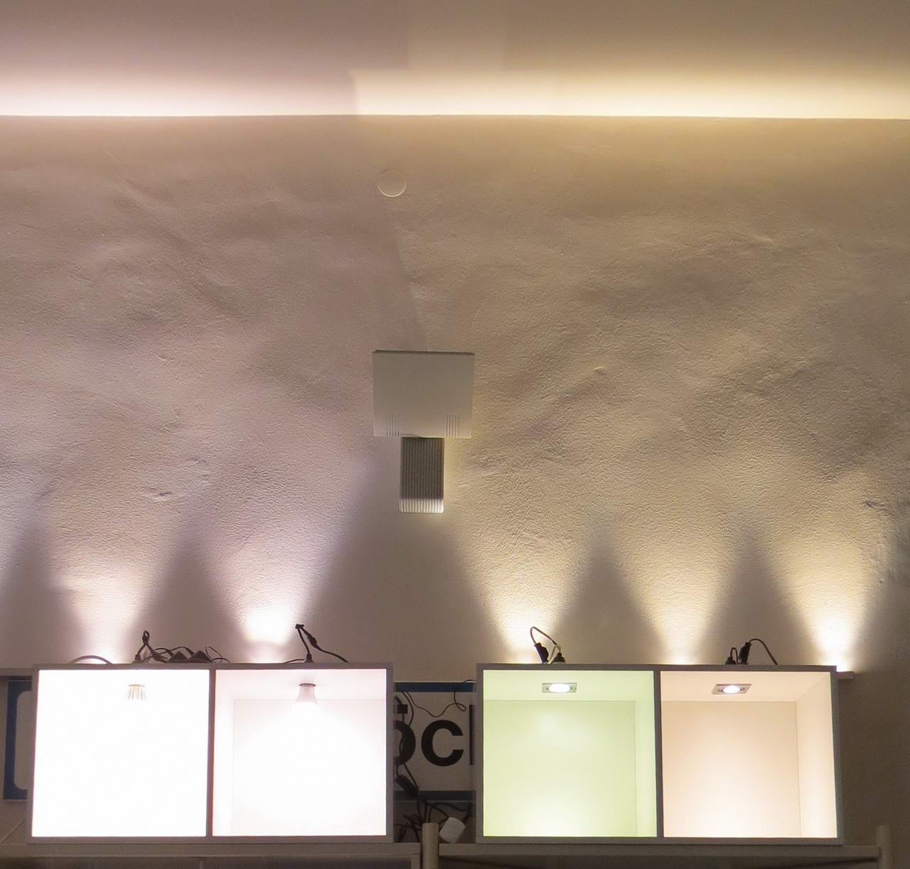 Wandbeleuchtung mit LED Wall und LED Retrofit Schaukästen